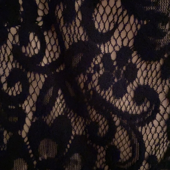 Stunning lace gown with cap sleeve and hourglass shape - Picture 3 of 5